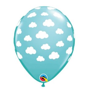 Luftballons mit weien Wolken