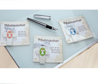 Engel mit Geschenkkarte und Kreuz